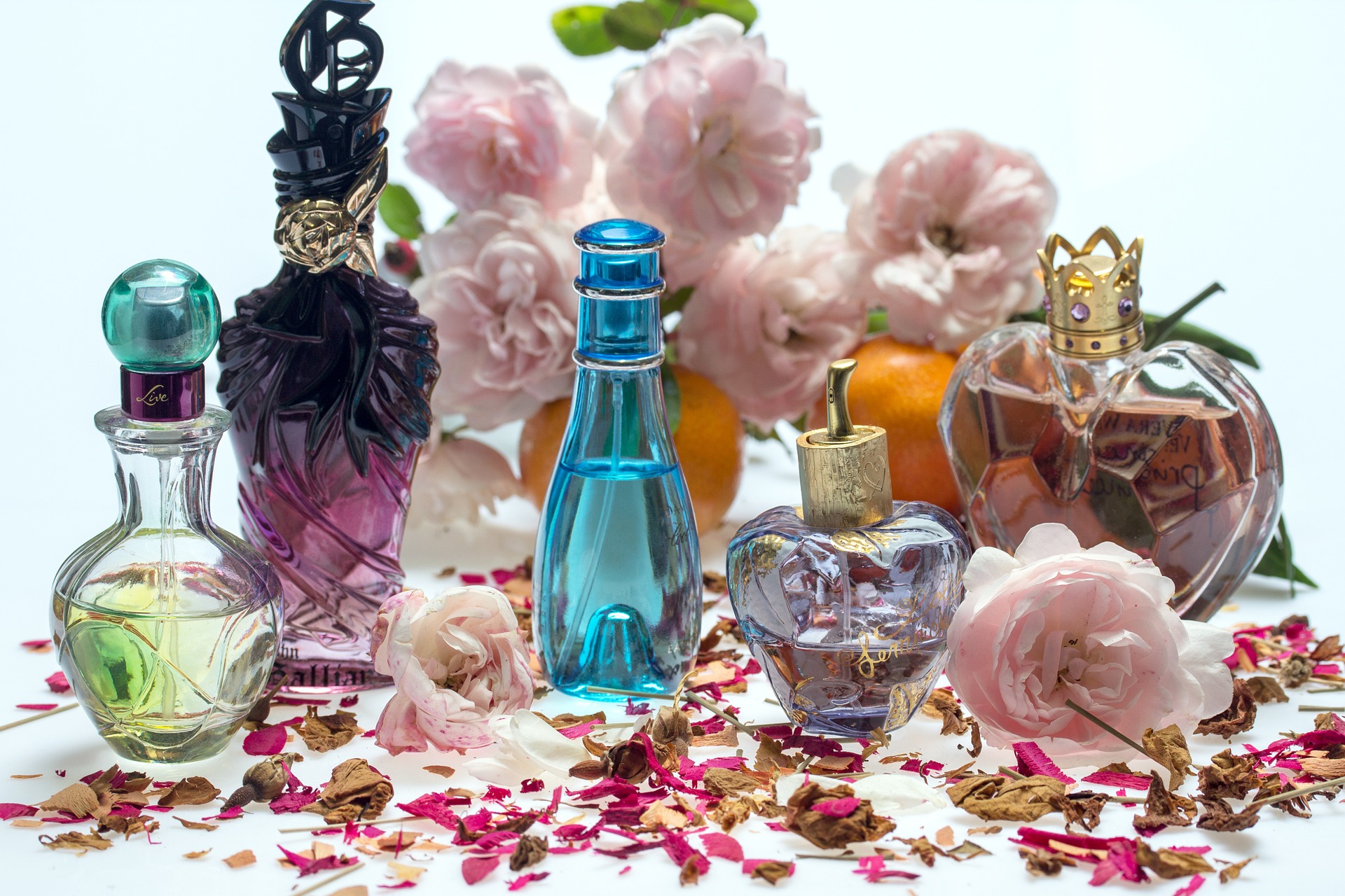 Viele farben- und formenfrohe Parfums stehen vor und auf einem Blütenmeer - ist hier das Sommerparfum 2017 dabei?