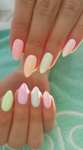 Süß und zart können die Nageldesigns im Sommer 2017 auch sein: Mit einem Pastell-Regenbogen auf den Nägeln.